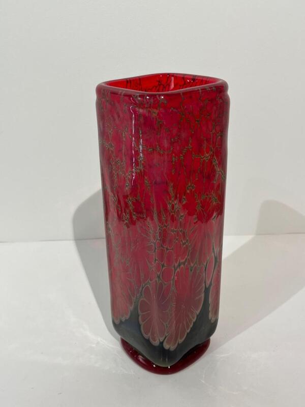 Vase en verre rouge et noir de Yoshiki