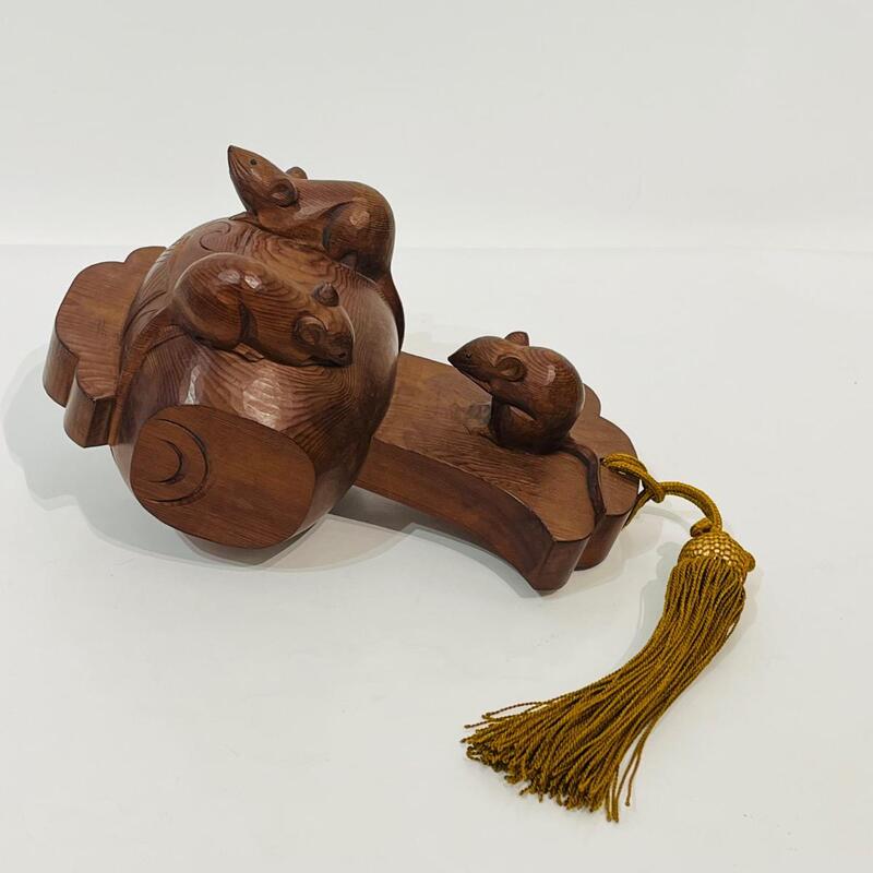 Okimono sculpture japonaise en bois souris sur maillet 