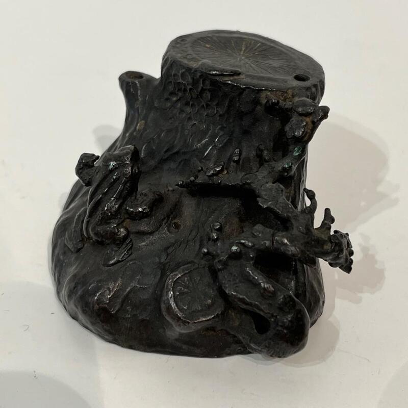 Suiteki, compte-gouttes japonais, souche d'arbre et grenouille